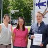 Preisübergabe auf dem Platz „An der Friedrichshöhe“: Der Gewinner des städtischen Gewinnspiels Benjamin Handke (Zweiter von rechts) mit Azzedine Sellam vom Fitnessstudio „Muskelkater“, Stadtkämmerin Barbara Kuhn (Mitte) sowie den städtischen Auszubildenden Corina Schuchmann und Anna-Lena Rushiti (von links).