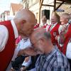 Auch in diesem Jahr prämierte der Fräniksche Glatzenclub Neuses am Berg die schönste Glatze - und zwar unter den Herren, die das Weinfest am Sonntag besucht hatten. Diesjähriger Preisträger ist Hugo Then, ein gebürtiger Dettelbacher, den es nach Gelbertshausen in Baden (Nähe Mosbach) verschlagen hat und der den Neuseser Glatzenwein nach wie vor zu schätzen weiß. Neben Ruhm und Ehre dürfen sich alle vier Kandidaten über einen Bocksbeutel Wein und ein Original Glatzenpoliertuch freuen, der Sieger zusätzlich über einen praktischen und waschechten Glatzenkamm.