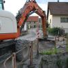 (ca)   Die Sanierung der Gartenstraße in Kirchheim ist in vollem Gange. Bereits Anfang April haben dort die Bauarbeiten begonnen. Nun hat sich jedoch herausgestellt, dass die Muschelkalk-Bruchsteinmauer am Moosbach erneuert werden muss. Sie droht einzustürzen. Als Ersatz für die alte Bruchsteinmauer hat sich der Gemeinderat für Betonfertigteile ausgesprochen. Sie könnten später noch mit Bruchsteinplatten verkleidet werden. Mehrkosten für die Straße seien dadurch nicht zu erwarten. Bei dem in der Straße verlegten Quellwasserkanal kann auf eine aufwendigere Sanierung verzichtet werden. Die so eingesparten 21 000 Euro stehen damit für die Erneuerung der Mauer zur Verfügung. Allerdings liegt der Gemeinde Kirchheim zusätzlich vom ausführenden Bauunternehmen ein Schreiben vor. Darin weist es auf Schwierigkeiten mit dem Bauuntergrund hin. Um diese zu beheben, müsste die Straße auf voller Breite und tiefgründig erneuert werden. Als sie erstmals asphaltiert wurde, wurde der Unterbau der wenig genutzten Seitenstraße mit Schutt hergestellt. Der Gemeinderat steht jedoch weiterhin hinter der deutlich günstigeren Lösung, nur an der Stelle des Mehrzweckstreifens auch den Straßenuntergrund zu verbessern.