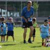 Spaß am Fußball: Trainer Michael Egger, der gemeinsam mit Rino De Luca die Drei- und Vierjährigen betreut, übt mit den „Jungfüchsen“, den jüngsten Fußballern des TSV Lohr.