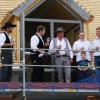 Im Gut Wöllrieder Hof wird eine Veranstaltungs-GmbH einziehen. Die Betreiber Sebastian Bayerl, Wirt der Erks Stube in Lengfeld, Oliver Ponath, Küchenchef im Dettelbacher Restaurant „Himmelstoß“ und Gutsbesitzer und Stadtrat in Würzburg Wolfgang Roth, der gleichzeitig auch der Bauherr ist, haben viel vor mit den Gebäuden Ulrichsaal, Festscheune und alte Schmiede.  Jetzt feierten sie dort Richtfest in Anwesenheit von etwa 180 Personen, die sich aus den Handwerkern mit ihren Familien, den Betreibern und aus den anderen Mieter des Gutes zusammensetzten. Der große Plan: Ab September soll die Eventlocation mit ihren Räumen zur Verfügung stehen. Grundlegendes Ziel des Umbaus, an dem sich nach Angaben von Roth ausschließlich regionale Firmen beteiligen, soll es sein, so viel alte Bausubstanz des Gutes wie möglich zu erhalten und modernste Technik auch für die Konferenzräume möglichst unauffällig unterzubringen.   Den traditionellen Richtspruch übernahm Andreas Förster von der gleichnamigen Zimmerei in Estenfeld (von links): Michael Weckbart, Andreas Förster, Timo Kirchner, Architekt Stephan Haas und Hausherr Wolfgang Roth.  Foto: Hannah Öhrlein