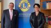 Der Lions-Club Mittelmain-Karlstadt hat der Karlstadter Tafel die Summe von 1000 Euro gespendet. Im Bild Alida Mungenanst (Vorsitzende der Tafel) und Wolfgang Kunz (Präsident des Lions-Clubs).