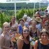 Auch wenn die schattigsten Plätzchen am begehrtesten waren: Die Fans der Frickenhäuser Weinwanderung ließen sich von den hochsommerlichen am Sonntag nicht davon abhalten, die Wanderschuhe zu schnüren für die sechs Kilometer lange Tour durch die Weinberge.  Bedenken, es könnten wegen der Hitze zu wenige Gäste kommen, hatten die Winzer keine. Schwimmbäder, Flüsse und Badeseen seien keine Konkurrenz für die kulinarische Wanderrunde, so Martin Bauswein. „Wir ziehen ein völlig anderes Publikum an.“  Weinbau Bauswein & Bauswein hatten Glück: Sie bedienten in diesem Jahr an der zweiten Station, im kleinen Wäldchen an der Oberen Mainleite. Manch ein Weinfan blieb dort, im Schatten der Bäume, gerne etwas länger sitzen. Sowohl der Weg wie auch die Besetzung der Stationen auf der Wegstrecke wechseln Jahr für Jahr unter den Winzern und dem CSU-Ortsverein durch, erläuterte Bauswein.  Neben dem Wein und dem breiten Speiseangebot  – von der Bratwurst über Pizza, Winzergulasch bis hin zu Wraps und Bruschetta  ist die Weinwanderung in Frickenhausen geprägt von der idyllischen Wegstrecke, auf der man trotz der vielen Mitwanderer auch mal zu zweit allein bleiben kann.  Das wussten auch die zehn Weinprinzessinnen aus der Region zu schätzen, die sich mit der örtlichen Krönchenträgerin Eva-Maria Meintzinger auf den Weg gemacht hatten. Wie alle Wanderer gelangten auch sie nach der Schleife über die Markgrafenhöhe und der letzten Etappe durchs Naturschutzgebiet an der Uppentalstraße wieder an den Patrizierplatz, der in der die Wanderer zum Schlusshock einlud.  Foto: TRAUDL BAUMEISTER