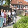 Zum Hausgartentag im Bibelgarten von Sondheim laden am 21. Juni (von links): Jutta Kriegler, Karin Kohl (Bibelgartenteam), Barbara Hein, Sondheims Pfarrerin Christel Kupfer und Abteilungsleiter Peter Will vom Amt für Landwirtschaft, Ernährung und Forsten ein.