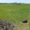 Diese Erdfall-Doline ist ein knapp ein Quadratmeter großes Loch und  liegt in einer Bodensenke in der Humprechtshäuser Flurabteilung „Tiefer Weg“ neben dem Flurweg nach Rügheim.