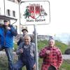 Da war das Schild noch da: Die Ehrenamtlichen feiern den Abschluss der Sanierung der Gaudeamus-Hütte.