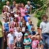 Mit Martin auf Entdeckertour: Im Bild die rund 20 teilnehmenden Mädchen und Jungen sowie ihre ehrenamtlichen Betreuer bei der 25. ökumenischen Kinderbibelwoche in Zeilitzheim.