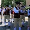Begleitet von vier Musikkapellen zogen am Sonntagmittag 20 Schützenvereine aus dem Schützengau Schweinfurt durch Gochsheim. Die örtliche Schützengesellschaft, die BSG 1907, richtete in diesem Jahr gleich zwei Wettkämpfe aus, das 64. Gaukönigschießen und das 65. Mainsteigerwald-Freundschaftsbund-Schießen. Zum Auftakt der Feierlichkeiten am Schützenhaus und vor der Proklamation der Schützenkönige zogen die Schützenvereine mit ihren Fahnen und Standarten durch den Ort. Die Frauen marschierten im Dirndl mit und boten so ein buntes Bild.