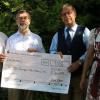 (asti)   Über 1000 Euro darf sich der FC Thüngen freuen. Eine Spende in dieser Höhe überreichte Horst Benkert, Inhaber des gleichnamigen Trachtenmodengeschäftes in Thüngen,  anlässlich seines 70. Geburtstags an den FC-Vorsitzenden Hans Eitel. Benkert hatte seine Geburtstagsgäste anstelle von Geschenken um eine Spende zugunsten der Sanierung der Werntalhalle gebeten. Am Ende kam die Summe von 777 Euro zusammen, die der Jubilar gerne aufrundete. Der Sportverein kann das Geld gut gebrauchen, denn noch in diesem Jahr soll die Toiletten-Anlage in der Halle erneuert werden. Über die großzügige Spende freuen sich (von links nach rechts): Bürgermeister Lorenz Strifsky, Vorsitzender Hans Eitel, Jubilar Horst Benkert und Ehefrau Ruth.