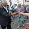 Mit einem Festzug marschierten die Mitglieder der Feldgeschworenenvereinigung links des Mains von der Kirche zum Veranstaltungsort am Feuerwehrgerätehaus in Erlabrunn, begleitet von der Musikkapelle Erlabrunn und zahlreichen Bürgern, die den Teilnehmern kleine Blumengebinde als Wertschätzung überreichten.