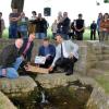 Eröffnung des Saale-Musicum in Alsleben: Landrat Thomas Habermann, Emil Müller, Kuno Holzheimer und Michael Custodis (von links) setzen das symbolische Floß ins Wasser der Quelle.