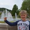 Lässt sein Rädchen wirbeln: Dylon Heiss auf der Ludwigsbrücke in Bad Kissingen mit seinem neuen Fidget Spinner – ein Spieletrend, der alle Rekorde bricht.