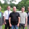 Manuel Hildmann (Mitte) ist neuer stellvertretender Betriebsleiter der Kläranlage des Abwasserverbandes Saale-Lauer. Ihm gratulieren (von links) Bürgermeister Kurt Back, Arno Schlembach, Stephan Mohler und Bürgermeister Bruno Altrichter.