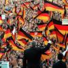 ARCHIV - Bundeskanzler Helmut Kohl winkt am 20.2.1990 bei einer Wahlkampfveranstaltung in Erfurt vor einem Meer von Deutschlandfahnen der Menge zu.  Der frühere Bundeskanzler Helmut Kohl (CDU) ist tot. Er starb im Alter von 87 Jahren, wie sein Anwalt Holthoff-Pförtner der Deutschen Presse-Agentur am 16.06.2017 mitteilte. Foto: Heinz Wieseler/dpa +++(c) dpa - Bildfunk+++ | Verwendung weltweit