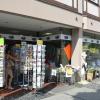 Das Einkaufsparadies No 5 hat am Samstag, 24. Juni, seinen letzten Tag an dieser Stelle, am 6. Juli geht es im ehemaligen Cecil in der Hohnstraße weiter. Hinter dem Marktplatz-Schaufenster beginnen am 1. Juli die Umbau-Arbeiten für die Buchhandlung Rupprecht, die hier im Herbst ihre Bad Neustädter Filiale eröffnet.