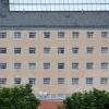 Die Zellenbauten der Ebracher Justizvollzugsanstalt von außen.