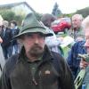 Stellt sich den Diskussionen in Sachen Nationalpark Rhön: Umweltministerin Ulrike Scharf mit Vertretern der Holzwirtschaft und der Jägerschaft in Burglauer (Lkr. Rhön-Grabfeld).