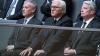 Bundespräsident Frank-Walter Steinmeier (Mitte) verfolgt zusammen mit seinen Amtsvorgängern Horst Köhler (links) und Joachim Gauck die Würdigung Helmut Kohls im Bundestag.