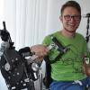 Seit seinem Sprung in zu seichtes Wasser ist der Goßmannsdorfer Sebastian Dünninger querschnittsgelähmt. Immer nach vorne schauen, bedeutet für ihn auch tägliches Training. Auf Ausflüge mit dem Vorspann-Rad für den Rollstuhl muss er allerdings derzeit verzichten. Es ist defekt und eine teure Reparatur steht ins Haus.