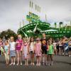 (oli)   Zahlreiche Kinder und ihre Eltern oder Großeltern kamen Freitagnachmittag zum Volksfest, natürlich wegen der Fahrgeschäfte und der Zuckerwatte, aber auch wegen des Kinderfestumzugs, bei dem die Tanzmariechen, die Jonglierschule Firlefanz und die Schweinfurter Stadtpfeiffer durchs Volksfest zogen. An vier Stationen zeigten sie Showeinlagen – Jonglieren auf Stelzen, Jonglieren über mutige Freiwillige (im Bild mit Mathias und Silke Ebert), Trapezkunst oder Turneinlagen. Dazu gab es Luftballonsteigenlassen mit 20 Preisen für die weitesten Flüge sowie einen Kindermalwettbewerb. Das Volksfest endet Montagabend mit dem traditionellen Feuerwerk ab 22.30 Uhr. Am Sonntag findet um 10.30 Uhr im Festzelt der ökumenische Volksfestgottesdienst mit Pfarrer Heiko Kuschel und Pastoralreferent Ulrich Göbel statt. Viele Bilder vom Fest und vom Umzug unter www.mainpost.de/schweinfurt. Ein Video gibt es unter www.facedbook.com/schweinfurter.tagblatt