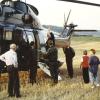 Bundeskanzler Helmut Kohl steigt nach einem Besuch in Greußenheim am 5. Oktober 1991 in den Hubschrauber und winkt zum Abschied.