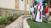 (schd)   Am Grafenrheinfelder Friedhof „Fronsee“ gibt es schon länger eine Urnenwoge, und es hat sich gezeigt: der Bedarf ist da. Grund für die Gemeinde, jetzt auch auf dem Kirchenfriedhof im östlichen Bereich eine Urnenwoge zu errichten. Dank der gestalterischen Arbeit des Gemeindebauhofes ist eine ansprechende letzte Ruhestätte in geschwungener Form mit 40 Urnengräbern und 80 Urnenplätzen entstanden, die jetzt von Pfarrer Werner Kirchner gesegnet wurde. Wie Pfarrer Kirchner bei einer kleinen Andacht betonte, ist der Friedhof auch in der heutigen Zeit noch immer ein „ganz besonderer Ort für die Menschen“. Er freue sich umso mehr über die „gut gepflegte Friedhofskultur“ in Grafenrheinfeld, die mit der Urnenwoge dem Kirchenfriedhof ein neues Gesicht und den Bürgern eine weitere Form der Bestattungsmöglichkeit gebe.