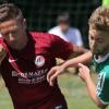 Gerangel unter Meistern: Der Volkacher Spielertrainer Albert Fischer (links) versucht sich im Verdrängungswettbewerb mit Burggrumbachs Markus Wörle.