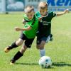 Voller Einsatz beim U 7-Fußballturnier: Wollbachs Bastian Kastl (rechts) gegen Herschfelds Kilian Hellmuth.