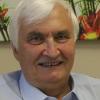 Die UWG Randersacker gratulierte ihrem Ehrenvorsitzenden Dr. med. Peter Rost zum 75.  Geburtstag. Große Anerkennung habe sich Rost für seine Lebens- und die politische Leistung verdient, wie die UWG mitteilt. Bei einer kleinen Feierlichkeit in seiner Arztpraxis überreichte ihm Jürgen Hart, der Vorsitzende der UWG Randersacker, ein kleines Präsent der UWG. Eine Vielzahl an Ehrenämtern hat oder hatte Peter Rost inne. Die UWG nennt nur einige davon:  • seit 33 Jahren Marktgemeinderat in Randersacker • aktuell Fraktionssprecher UWG Randersacker • seit 2008 Mitglied des Kreistags im Landkreis Würzburg • aktuell Dritter Bürgermeister von Randersacker • Bereitschaftsarzt des BRK Randersacker. Der Jubilar bedankte sich herzlich bei den Gratulanten. Er erinnerte daran, dass Randersacker nur durch einen Wink des Schicksals sein lieb gewonnener Heimatort wurde. So liegt sein Geburtsort heute in Tschechien. Als fast dreijähriges Kind kam Rost 1945 als Flüchtling nach Randersacker. Er und seine Familie seien sehr gut aufgenommen worden. Sein Vater gründete hier die örtlich bekannte Hausarztpraxis, die Peter Rost bis vor wenigen Jahren selbst führte und dann  an seinen Sohn Dr. med. Michael Rost übergab. Peter Rost nennt als eines seiner persönlichen und politischen Anliegen die Gebührenfreiheit des gemeindlichen Kindergartens. Junge Familien sollen dadurch entlastet werden. Dies sei auch einer seiner Herzenswünsche. Foto: Johannes Krenig