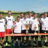 (ret)   Der 33. Azubi-Cup der IG-Metall-Jugend Tauberbischofsheim in Werbach fand große Resonanz unter den Auszubildenden in Nord-Ost Baden-Württemberg. 20 Azubi-Mannschaften traten an. Die Teilnehmer bestritten dabei in vier Gruppen ihre Vorrundenspiele. Die Azubi-Mannschaften der Firma VS (Tauberbischofsheim), Hilite (Seckach), Eirich (Hardheim), MBW (Wertheim und Weber Hydraulik (Güglingen) gingen mit starken Aufstellungen ins Turnier und wollten es den Favoriten der Firma Audi nicht einfach machen. Im Halbfinale spielten die VS-Azubis das Team Audi mit 4:2 aus und standen im Finale. Im zweiten Halbfinalspiel besiegte Hilite die Azubis von Weber Hydraulik knapp mit 1:0. Im Finale VS gegen Hilite spielten beide Mannschaften von Anfang an in der Abwehr sehr konzentriert und im Angriff sehr aggressiv. Am Ende stand es 0:0 und es kam zum Neunmeterschießen. Das Team VS verschoss zweimal, somit gewannen die Jungs von Hilite mit 5:3 und damit den 33. Azubi-Cup der IG-Metall-Jugend Tauberbischofsheim. Unser Bild zeigt die Finalisten mit Nico Bucher vom Ortsjugendausschuss TBB (links) und Christine Braunroth von der IG Metall TBB (rechts). Foto: IG Metall