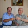 Als wieder Ruhe im Haus war, kam Bürgermeister Wolfgang Küber, gratulierte und überreichte Alois Kleespies zum 80. unter anderem den Bildband der Stadt Rieneck.