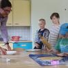 Am Kindergartenfest wurden in der alten Küche noch Plätzchen gebacken. In Zukunft sollen Küche und Krippenräume im Kindergarten Üchtelhausen in einem neuen Anbau Platz finden. Leiter Sebastian Stenzinger (links) hofft auf einen Baubeginn im Frühjahr 2018.