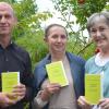 Wollen in Würzburg an das Massaker von Srebrenica am 11. Juli 1995 erinnern (von links) Imam Zahir Durakovic, Fatima Sehic von der bosnischen Gemeinde in Würzburg und Johanna Falk von der Ökumenischen Nagelkreuzinitiative.