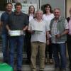 (che)   Der fünfte BayWa-Feldtag im Juni in Hohenroth war aus Veranstalter-Sicht großer Erfolg. Mehr als 770 interessierte Landwirte waren vor Ort und ließen sich über die neuesten Anbautechniken im Ackerbau informieren. Das Organisationsteam Monika Reß, Oliver Schmidt und Elmar Straub zeigten sich darüber hocherfreut. Nun galt es die Sieger des Gewinnspiels zu ziehen und ihnen schließlich ihre Preise zu überreichen. Den ersten Preis, 20 Bodenproben von Farm Facts, gewann Jürgen Schneider. Er war eigens aus Oberfranken angereist, seinen Betrieb hat er in Meeder im Landkreis Coburg. Der zweite Preis ging an Herbert Bader aus Trappstadt (zwei Einheiten Saatraps Archipel) und den dritten Preis gewann Wolfgang Nöth aus Kolitzheim (zwei Einheiten Saatmais PM Philosoph). Auf dem Foto freuen sich die Gewinner beim fünften BayWa-Feldtag über ihre Preise mit (vorne von links) Jürgen Schneider, Herbert Bader, Wolfgang Nöth, Elmar Straub, er ist Leiter Agrar Rhön-Grabfeld bei der BayWa, sowie (hinten von links) das Organisationsteam mit Oliver Schmidt, Miriam Schneider und Monika Ress.