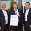 Die Ehrenurkunde der IHK bekam die FIS-Geschäftsleitung. Im Bild (von links) Dieter Ball, Geschäftsführer Ralf Bernhardt, IHK-Vizepräsident Dieter Pfister, Christian Lang und Geschäftsführer Wolfgang Ebner.