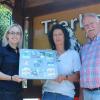 Auf 500 Euro stockte die Firma den Betrag auf, den jetzt (von links) die Juniorchefs Wolf und Freya von Tautphoeus den Verantwortlichen des Kitzinger Tierheims überreichten. Leiterin Angela Drabant und Tierschutzvereinsvorsitzender Gerd Menche nahmen die Summe entgegen.