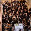 (is) Eine beeindruckende Vorstellung war die Aufführung der Kantate „Ein feste Burg ist unser Gott“ (BWV 80) im Sonntagsgottesdienst in der Heilig-Kreuz-Kirche in Oberlauringen. „Ein feste Burg ist unser Gott“ ist wohl eines der berühmtesten Lieder von Martin Luther und eine der berühmtesten Kantaten von Johann Sebastian Bach. Den sogenannten Luther-Kantaten liegen Texte von Martin Luther zugrunde. Dekanatskantor Matthias Göttemann ließ die Kantate anlässlich des Jubiläums „500 Jahre Reformation“ mit drei Trompeten, Pauken, drei Oboen, Fagott, Streichern und Orgel, gesungen von der Kantorei Haßberge sowie Solisten aus Leipzig und München, erklingen. Die Kantate vertont die sehr bildhaften Worte des Chorales „Ein feste Burg“ auf mitreißende Weise, zeigt in der Sopran-Arie, gesungen von Kristina Szegedi-Dinusova, aber auch fast kindlich zarte Züge. Weitere Solisten waren Yvonne Albes (Alt), Oliver Kringel (Tenor), Tobias Germeshausen (Bass) und Regine Geisler (Orgelcontinuo). Eine weitere Aufführung wird es am kommenden Sonntag, 16. Juli, um 10.15 Uhr in der Marienkirche in Königsberg geben.