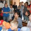 Es quietscht und knarzt: In Aschfeld saßen die Mitglieder der Singgruppe auf alten Schulbänken Probe.