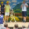 Kurzweilig und amüsant: Im Stück der „Salemer Theatergruppe“ drehte sich alles um den Wunsch nach einer Bushaltestelle am Lindenhof. Am Ende der Aufführung schlüpfte die stellvertretende Einrichtungsleiterin Claudia Göbel (vor der Bühne stehend links) in die Rolle einer Kommissarin, um die Herkunft eines Skeletts zu klären.