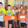 (mhk)   Dem Team der Katholischen Öffentlichen Bücherei (KÖB) Urspringen liegt die Leseförderung am Herzen. Deshalb fand für die Schülerinnen und Schüler der 2. Klasse der Grundschule die Aktion „Lesen/Rätseln/Gewinnen“ statt. Seit Anfang Februar waren die Kinder eingeladen, die Leserätsel in einer gut sortierten Bücherauswahl zu lösen. Gleich fünf Kinder (Marina Lang, Lena Buller, Jona Burk, Lukas Leimeister und Carolin Sittler) haben alle Fragen richtig beantwortet und bekamen eine Urkunde ausgehändigt. Zusätzlich wurden Gutscheine für den Tierpark in Sommerhausen, einen Kinobesuch, eine Eisdiele sowie Sachpreise verlost.