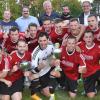 So feiern Sieger: Der FC Ober-/Mittelstreu (links Coach Christoph Werner) verteidigte seinen VG-Pokalsieg erfolgreich. Mit auf dem Bild (hinten von links) Bernd May (Ortssprecher Frickenhausen), Peter Hehn (VG-Geschäftsstellenleiter), Wolfram Raab, Benjamin Büttner (beide vom Ausrichter SG Frickenhausen/Mellrichstadt) und Mellrichstadts Bürgermeister Eberhard Streit.