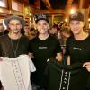 Modedesigner Dominik Lenhart (von links), Fußballstar Julian Weigl und Geschäftsinhaber Timothy Brown präsentieren im „Stilding“ in der Herzogenstraße das neue Modelabel „Stay Positive – Selected by Julian Weigl“.