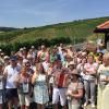 (eug)   Der Tourismusverband „Liebliches Taubertal“ hat in Zusammenarbeit mit den Weinorten Beckstein, Impfingen und Uissigheim zum zweiten Mal die Ausfahrt „Mit dem Bus zum Wein“ angeboten. Wie bereits 2016 wurden den Teilnehmern die landschaftlichen Schönheiten, die Weine und Informationen zum Weinan- und -ausbau vorgestellt, heißt es in einer Pressemitteilung des Tourismusverbandes „Liebliches Taubertal“.   „Wir suchen bewusst nach neuen Veranstaltungsformaten, um unsere Gäste noch intensiver für die Landschaft, den Wein und die touristischen Angebote zu interessieren“, sagt Geschäftsführer Jochen Müssig. Die Wein-Kultur-Rundreise begann in Wertheim und führte dann in den Weinort Beckstein. Dort führten zwei Weingästeführerinnen des Taubertals, Elke Nixdorf-Maertens und Marie Luise Amme, die Gäste über den Weinlehrpfad. Während der kurzen Wanderung wurde auf das Anbaugebiet der Becksteiner Winzer und auf die Besonderheiten der Geologie eingegangen.   Im Anschluss ging die Fahrt in den Weinort Impfingen. Im kleinen Weinbaumuseum wurden zwei Weine ausgeschenkt. Die Weine stellte Weinexperte und MdL Wolfgang Reinhart vor. Er wies auch darauf hin, dass Wein in kleinen Tagesmengen genossen zu einer längeren Lebenserwartung führen kann. Das letzte Ziel der Reise war Uissigheim. Ein Fußmarsch führte zum Aussichtspunkt mit Blick auf den Uissigheimer Stahlberg. Bei einem abschließenden Vesper konnten nochmals lokale Uissigheimer Weine aus eigenem Anbau verkostet werden.   Die Reise wurde musikalisch durch Gerhard Lausberger umrahmt. Unser Bild entstand auf dem Becksteiner Weinlehrpfad (in der ersten Reihe von links): Weingästeführerin Elke Nixdorf-Maertens, Geschäftsführer Jochen Müssig (Tourismusverband „Liebliches Taubertal“), Weingästeführerin Marie Luise Amme, die Taubertäler Weinkönigin Nicole Heinrich sowie Musiker Gerhard Lausberger im Kreise der Fahrtteilnehmer.  Foto: Tourismusverband