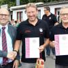 Der Vorsitzende des FC Bayern Fanclubs Volkach Johannes Flammersberger zeichnete Gunnar Flammersberger und Gunter Dotterweich (von links) für 20-jährige ehrenamtliche Funktionärstätigkeit aus.