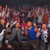 Partystimmung am Zentrum für Körperbehinderte: Beim diesjährigen Schul-Open-Air-Konzert „Umsonst und Draußen“ waren neben der Schülerband Synergy auch die „Würzbuam“ am Start.   „Wir wurden schon mehrmals angefragt, ob wir beim Open-Air des Zentrums spielen können“, sagt „Würzbuam“-Gitarrist Andy Schaub: „Aber bislang hat es nie geklappt – meistens, weil wir zeitgleich zum Open-Air am Heuchelhof im Kiliani-Festzelt aufgetreten sind.“ Heuer aber klappte es mit der Teilnahme der Partyband am Charity-Event.   Das Konzert am Heuchelhof war für Andy Schaub und seine vier Bandkollegen dann auch etwas Besonderes: „Wir waren alle total begeistert von der großen Offenheit und Herzlichkeit, mit der wir dort empfangen wurden.“ Die Begeisterung sei „riesengroß und richtig ehrlich gewesen“, sagt er – vor allem auch als Synergie-Sänger Lukas Stobel mit auf der Bühne stand. Besonders gut kamen laut Pressemitteilung beim Publikum die Einlagen von „Würzbuam“-Trompeter Thomas Voit an, als er von der Bühne kam und sich unter die Gäste mischte – und zum Beispiel von den Biertischen aus mitspielte.   Schülern wie Lehrkräften habe es total gefallen. Auch Zentrums-Schulleiterin Margit Frühauf zeigte sich laut Pressemitteilung begeistert: „Die ,Würzbuam‘ haben die Stimmung des Oktoberfests in unsere Schule gebracht“, sagte sie nach dem Open-Air.   Das „Umsonst und Draußen“ am Zentrum für Körperbehinderte gibt es schon seit Jahrzehnten, jedes Jahr kommen mehrere Hundert Gäste. Es ist ein Treffpunkt für aktuelle und ehemalige Schüler, Lehrer und Mitarbeiter, um am Ende des Schuljahres den Alltagsstress zu vergessen.   Für die Schülerband Synergy hat sich das Festival übrigens auch noch aus einem anderen Grund gelohnt: Vom Sozialverband VdK in Estenfeld gab?s einen Scheck über 200 Euro. Foto: Würzbuam