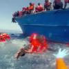 Diese Szene aus einem aktuellen Video der italienischen Küstenwache zeigt die Rettung von Flüchtlingen im Mittelmeer.