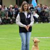 Konzentriert reagiert die dreijährige Labrador-Mischlingshündin Shakira auf die Anweisungen ihrer Halterin Anke Spillner (Gemünden).