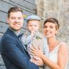 Julia, geborene Müller, und Matthias Göbel haben mit vielen Gästen, einer Party und einem Feuerwerk ihre Hochzeit gefeiert. Nachdem sie bereits im Dezember standesamtlich geheiratet haben, machte die kirchliche Trauung in Sickershausen, dem Heimatort der Braut, jetzt alles perfekt. Die 32-Jährige und ihr 29-jähriger Bräutigam aus Erlabrunn haben sich vor zehn Jahren auf der Arbeit bei der Sparkasse Mainfranken kennengelernt. Ein Jahr später wurden sie ein Paar. Seit knapp zwei Jahren bringt Sohn Lasse Leben ins Haus – und wird dabei schon in Kürze von einem kleinen Bruder unterstützt. Zum Flittern ging es für die junge Familie mit dem Wohnmobil nach Italien.  Text: LNI / Foto: Adrian Dreßler