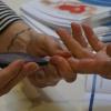 Ein Besucher lässt sich 2016 beim Aktionstag „Herz im Stress“ am Lohrer Klinikum Blut abnehmen.