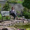 Einmalig: Zum Rathaus im Ortsteil Oberndorf gehört ein idyllischer Garten mit Teich. Dort hält die Bischbrunner Bürgermeisterin Agnes Engelhardt auf Wunsch auch Trauungen.